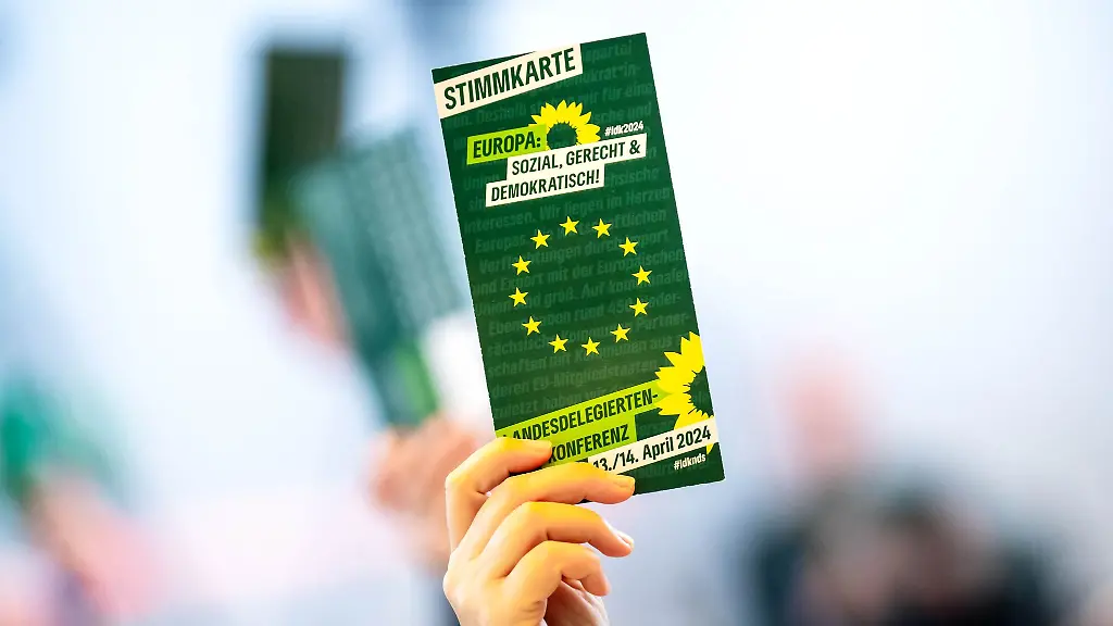 Eine-Stimmkarte-wird-beim-Landesparteitag-der-Gruenen-in-Niedersachsen-in-den-in-den-Weser-Ems-Hallen-hochgehalten