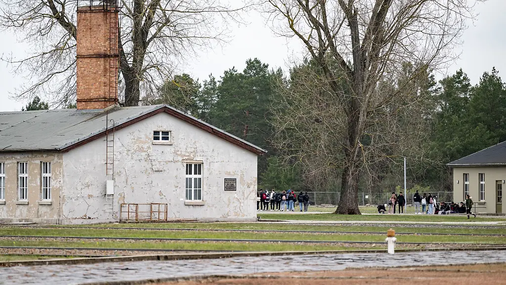 Personen-laufen-in-der-Gedenkstaette-Sachsenhausen-ueber-das-Gelaende-des-ehemaligen-Konzentrationslager