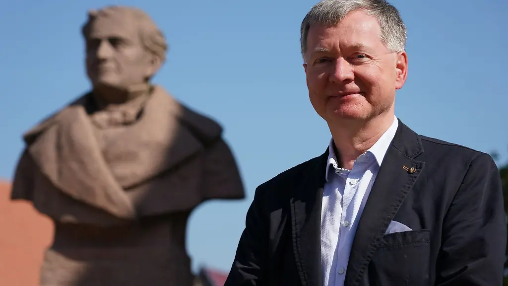 Vor-der-Bueste-des-Komponisten-Carl-Loewe-1796-1869-in-Loebejuen-steht-der-Vorsitzende-der-Internationalen-Carl-Loewe-Gesellschaft-e-V-Andreas-Porsche