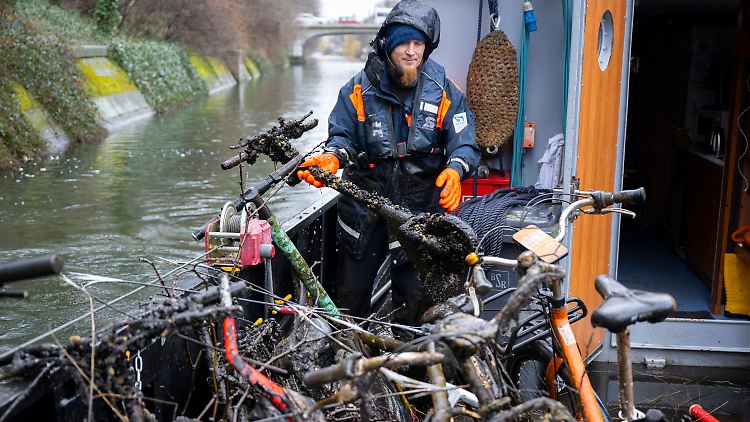 Stephan Strauch, Mitarbeiter vom Wasser- und Schifffahrtsamt, zieht einen E-Roller aus dem Landwehrkanal.