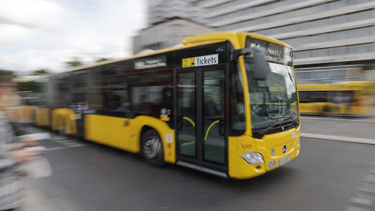 Monatskarten kosten im digitalen Abo künftig 49 Euro - und gelten bundesweit in Bussen und Bahnen des Nahverkehrs.
