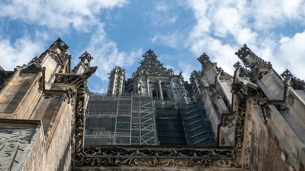 Der-Hauptturm-des-Ulmer-Muensters-ist-teilweise-eingeruestet