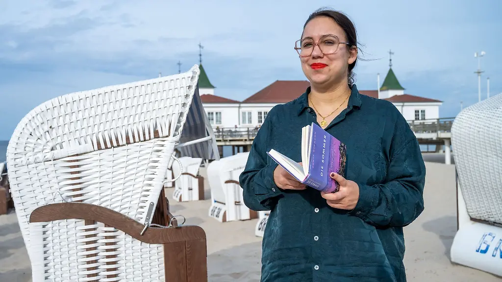 Ronya-Othmann-Schriftstellerin-steht-nach-der-Verleihung-des-Usedomer-Literaturpreises-vor-der-Seebruecke-Ahlbeck-am-Strand-der-Insel-Usedom