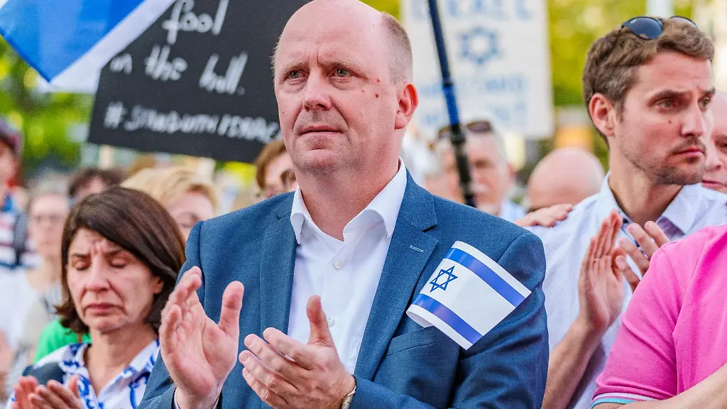 Uwe-Becker-Antisemitismusbeauftragter-von-Hessen-verfolgt-2023-die-Veranstaltung-Frankfurt-vereint-gegen-Antisemitismus