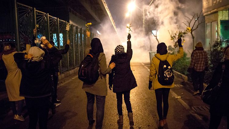 Die Menschenrechtsorganisation berichtet von Schlägen, Auspeitschungen, Elektroschocks und sexueller Gewalt in iranischen Haftanstalten.