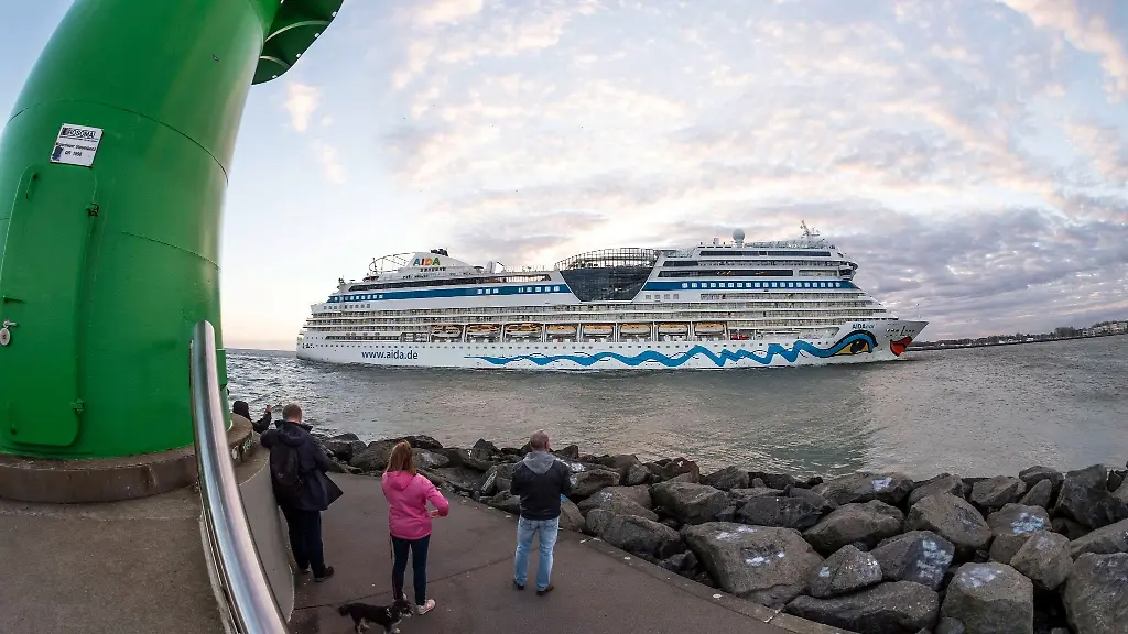 Das-Kreuzfahrtschiff-AIDAmar-passiert-Sonntag-frueh-den-Seekanal-in-Rostock-Warnemuende