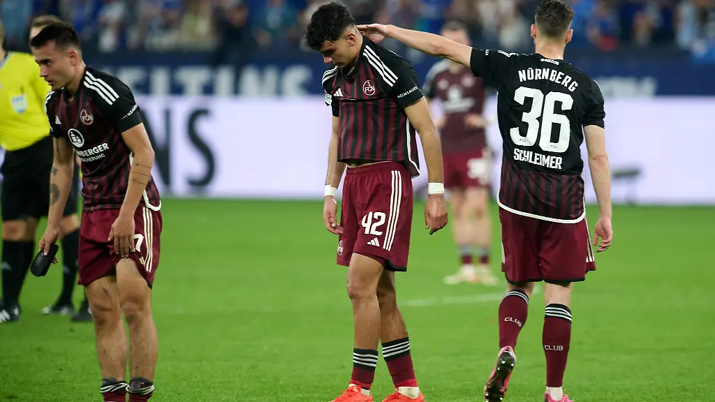 Jens-Castrop-Can-Uzun-und-Lukas-Schleimer-l-r-von-Nuernberg-zeigen-sich-nach-dem-Spiel-enttaeuscht