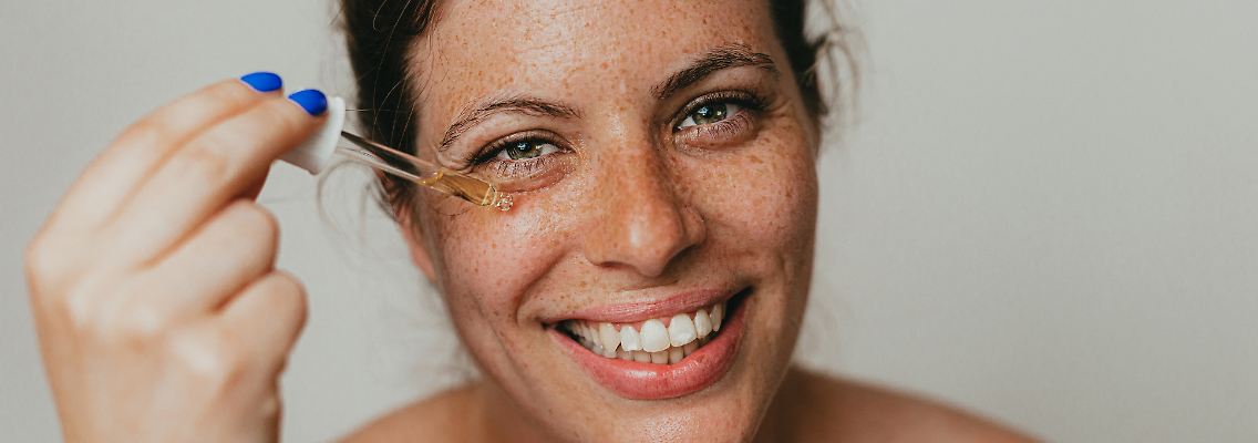 Straffe Haut, strahlender Glow? Das taugt Vitamin-C-Serum wirklich.
