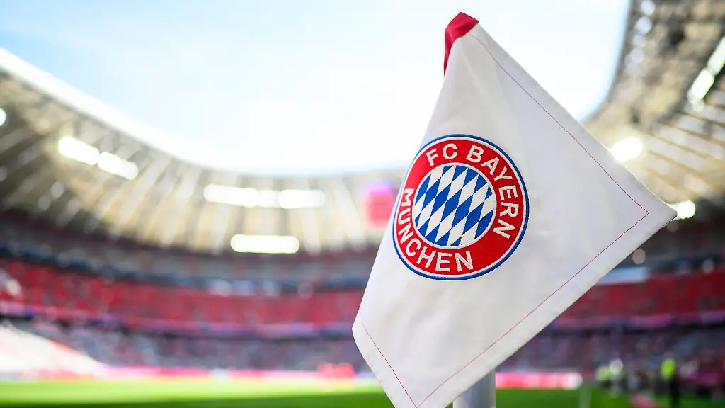 Das-Logo-des-FC-Bayern-Muenchen-ist-auf-der-Eckfahne-zu-sehen
