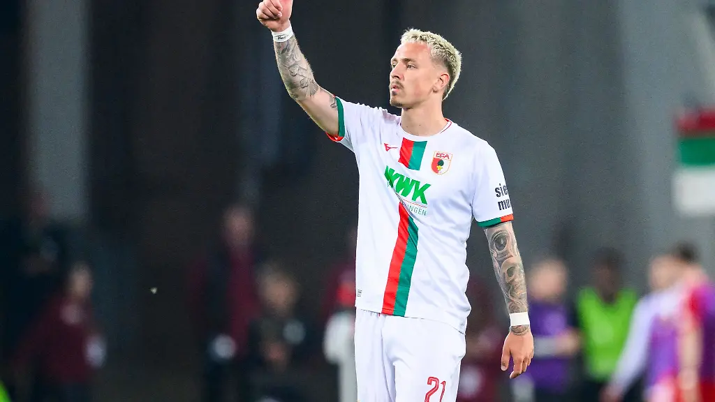 Augsburgs-Phillip-Tietz-reagiert-im-Spiel