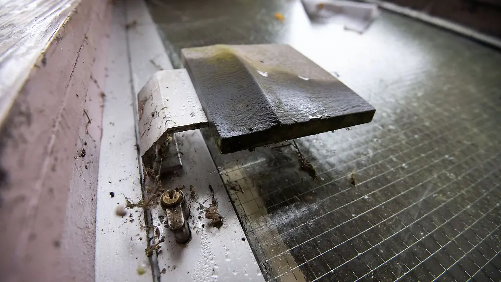 Ein-Haustuergriff-eines-seit-Laengerem-unbewohnten-Hauses