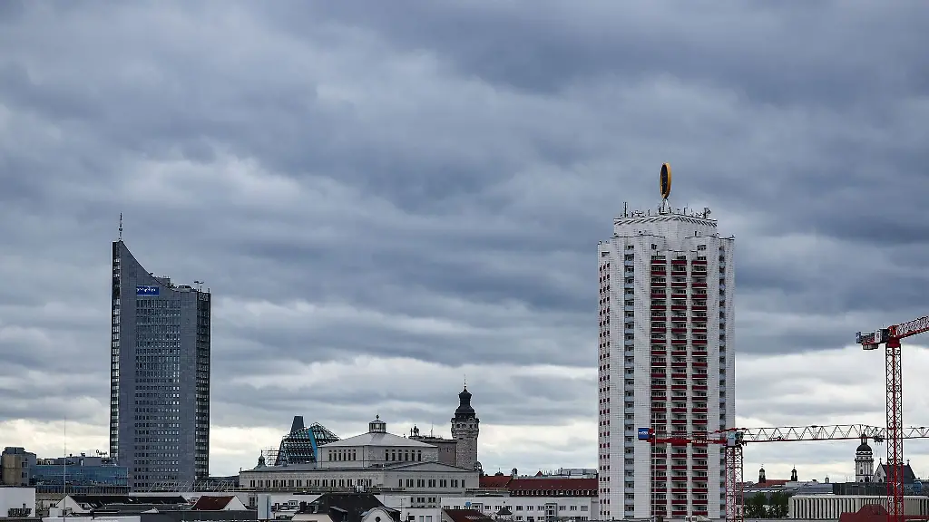 Dunkle-Wolken-ziehen-ueber-die-Leipziger-Innenstadt-mit-dem-City-Hochhaus-l-und-dem-Wintergartenhochhaus