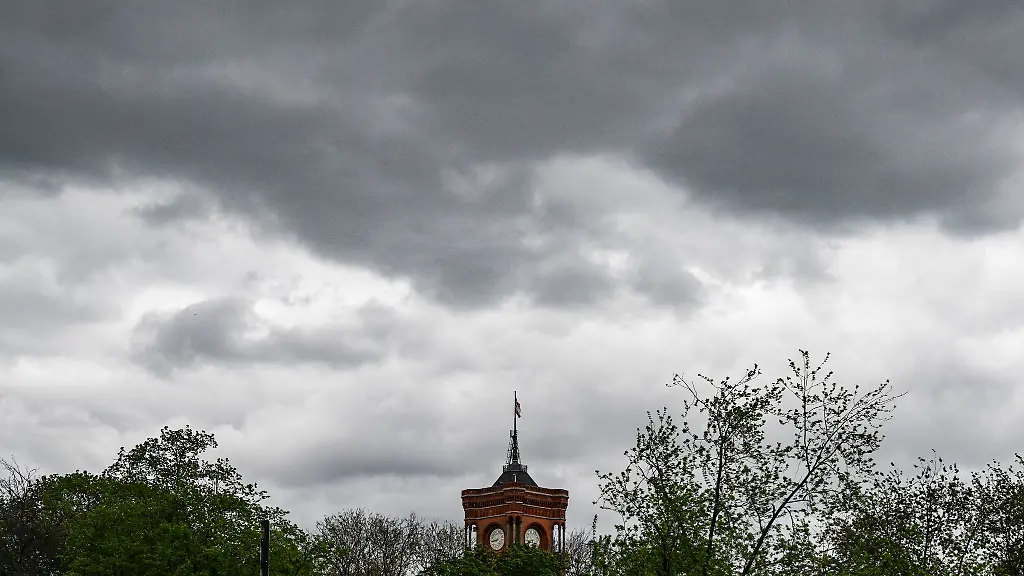 Dunkle-Wolken-sind-ueber-dem-Roten-Rathaus-am-Alexanderplatz-zu-sehen