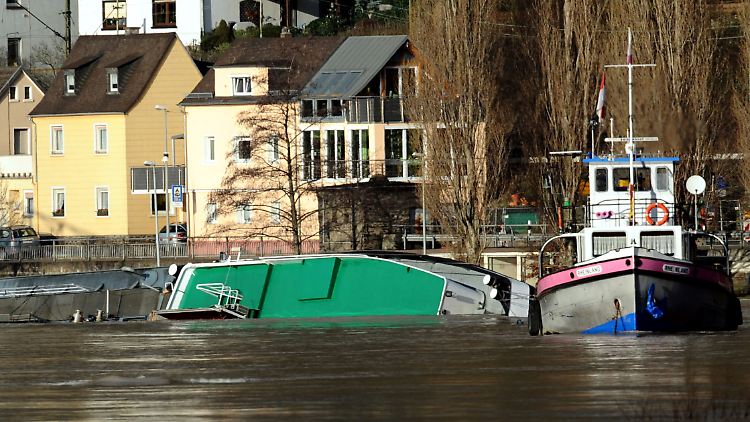 Ein Schlepper sichert das gekenterte Tankschiff "Waldhof".