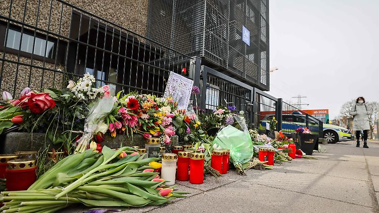 Vor dem Hamburger Königreichsaal haben viele Menschen Blumen niedergelegt.