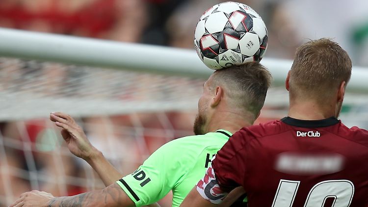 Wiederholte leichte Hirnverletzungen, wie sie durch das Köpfen des Balls verursacht werden können, sind einer schwedischen Studie zufolge Ursache für das erhöhte Demenz-Risiko von Fußballspielern.