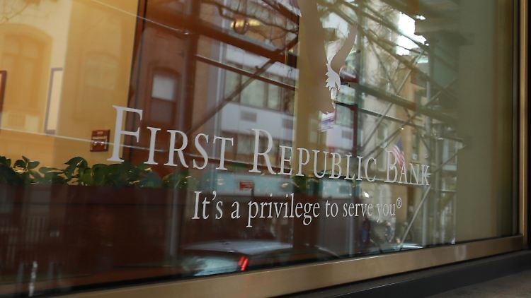 Die Aktien der First Republic Bank rauschen noch tiefer in den Keller. Das Institut leidet unter dem Abzug von Kundeneinlagen.
