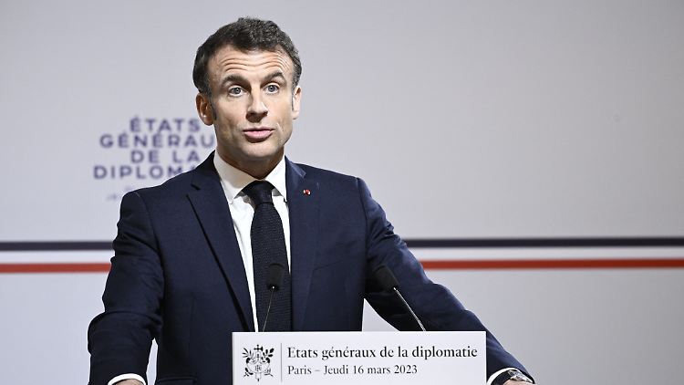 Die von Macron geplante Anhebung des Rentenalters um zwei auf 64 Jahre ist in Frankreich heftig umstritten.