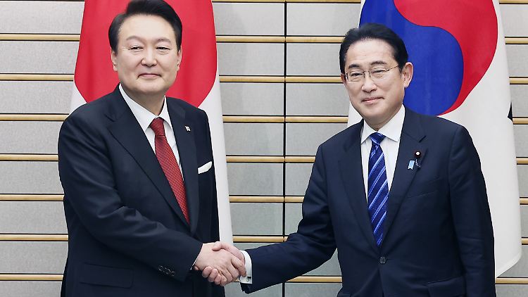 Der Handschlag zwischen Japans Ministerpräsidenten Fumio Kishida (r.) und Südkoreas Präsidenten Yoon Suk Yeol dürfte in die Geschichte eingehen.