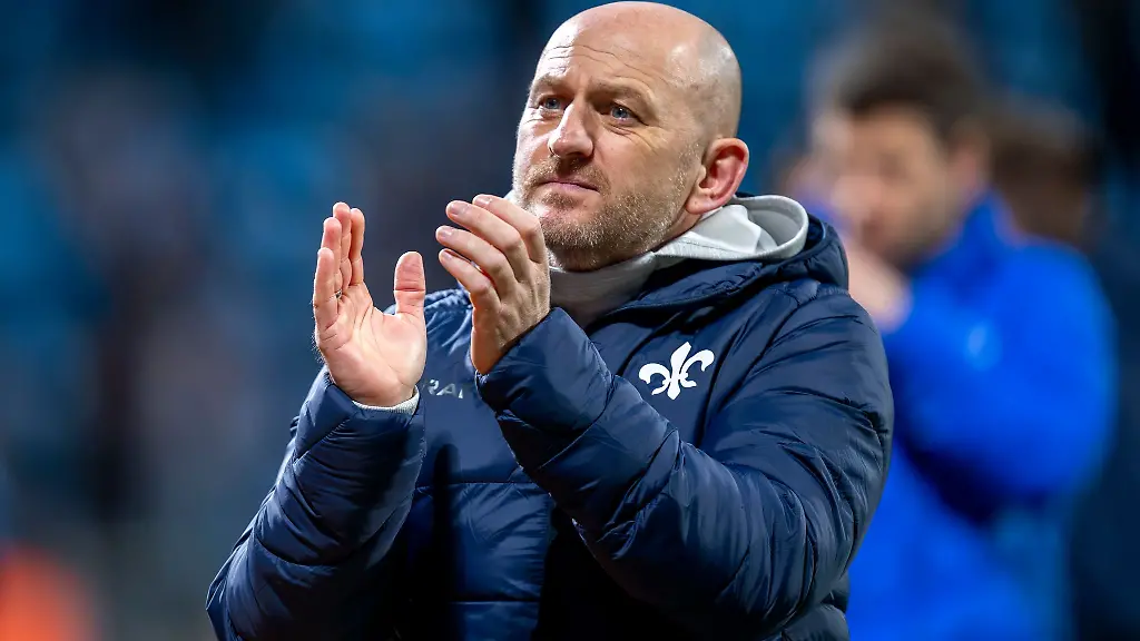 Darmstadts-Trainer-Torsten-Lieberknecht-bedankt-sich-bei-den-Fans