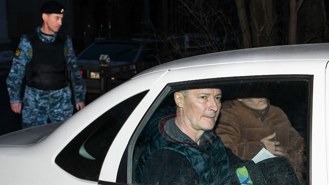 Jewgeni Roisman, ehemaliger Bürgermeister der viertgrößten Stadt Russlands, sitzt nach einer Gerichtsverhandlung in einem Polizeifahrzeug.