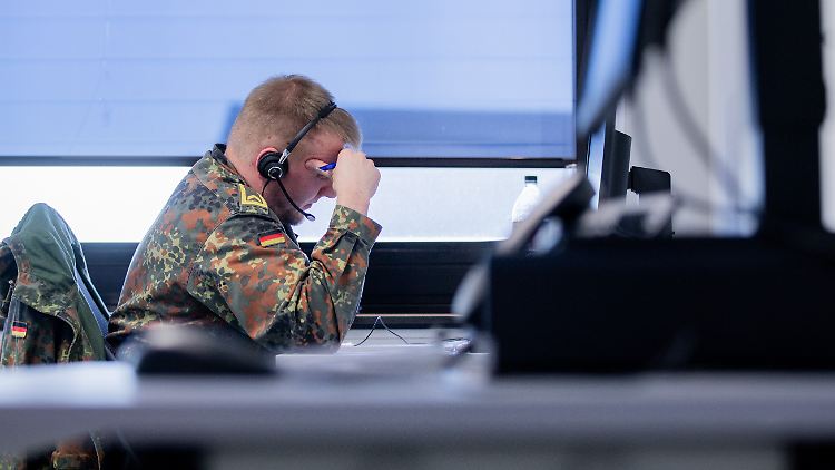Soldatinnen und Soldaten der Bundeswehr halfen unter anderem bei der Kontaktnachverfolgung im Gesundheitsamt (Archivbild).