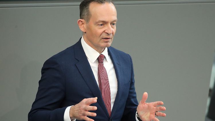 Konkret schlägt Wissing einen sogenannten delegierten Rechtsakt vor, der die derzeit blockierte Verbrenner-Einigung ergänzen würde.