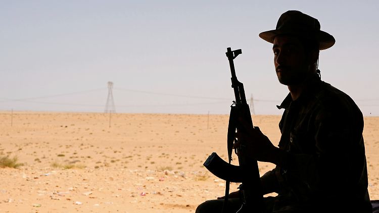 Die selbst ernannte Libysche Nationale Armee (LNA) will die vermissten Fässer in einem Lager aufgespürt haben.