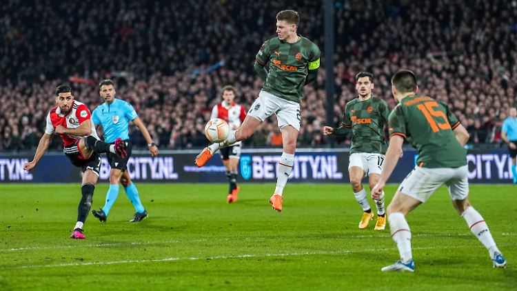 Der Schuss zum 6:0 für Feyenoord.