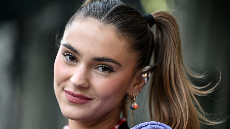 Stefanie Giesinger scheint wieder in festen Händen zu sein. 