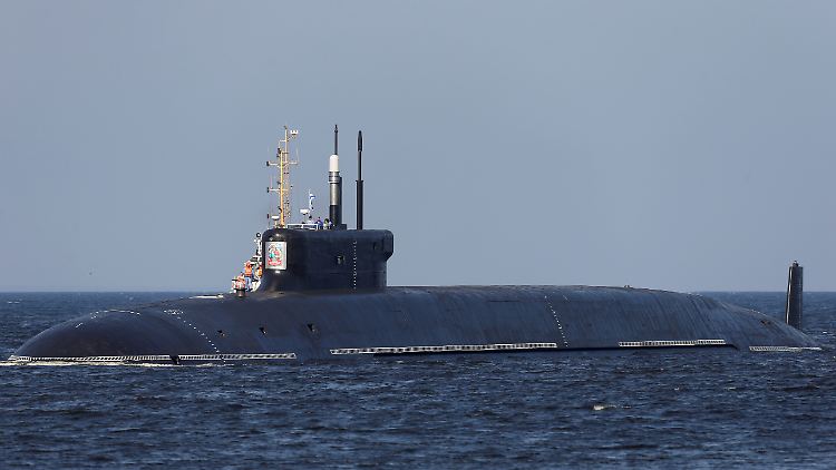 Das russische Atom-U-Boot "Knyaz Vladimir" während einer Parade.