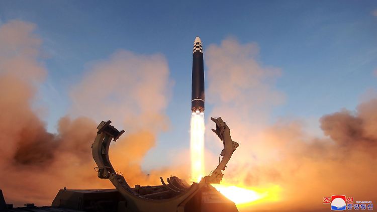 Experten bezeichnen die Hwasong-17 als "Monsterrakete".