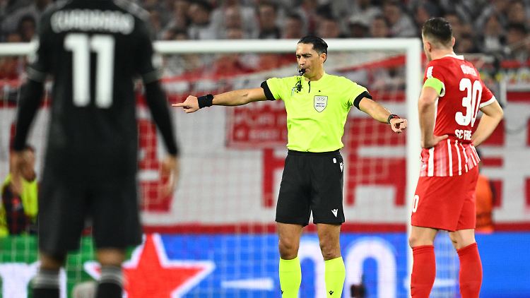 Schiedsrichter Serdar Gözübüyük entscheidet nach Ansicht der Videobilder auf Handelfmeter.