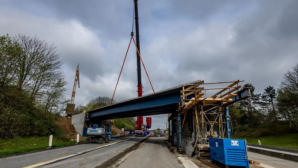 An-einer-Baustelle-auf-der-Autobahn-A7-werden-Brueckenfertigteile-eingehoben