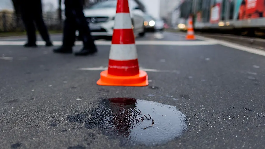 Ein-Handabdruck-im-Kleber-eines-Aktivisten-der-letzten-Generation