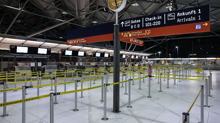Hier geht heute fast nichts: Verwaiste Check-in-Schalter am Flughafen Köln/Bonn.
