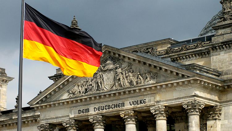 Deutschland steckt in der Krise - und nicht nur in einer. Die Umstände spielen der AfD in die Hände, sagt Stephan Grünewald.