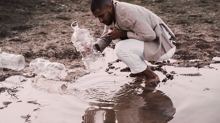 Abgefülltes Wasser führt offenbar auch dazu, dass die öffentliche Wasserversorgung nicht vorangetrieben wird.