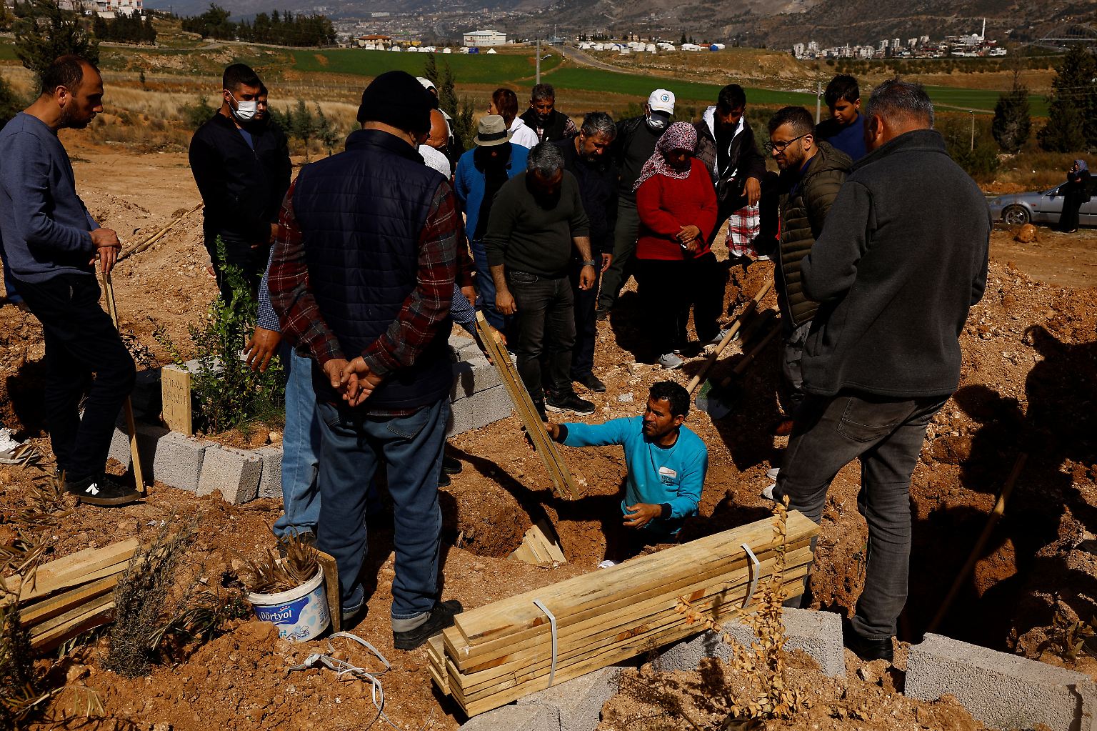 Ali Dogru hat Hunderte von Opfern der Erdbebenkatastrophe in der Türkei auf dem Friedhof von Iskenderun beerdigt.