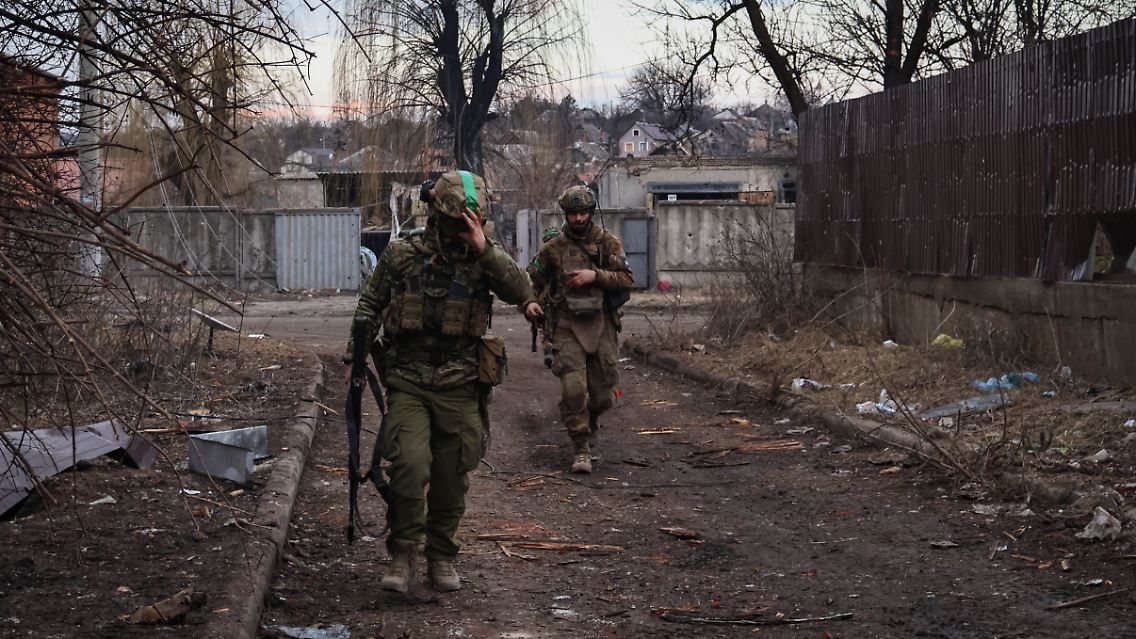 Ukrainische Soldaten halten in der schwer umkämpften Stadt Bachmut weiter Stellung.