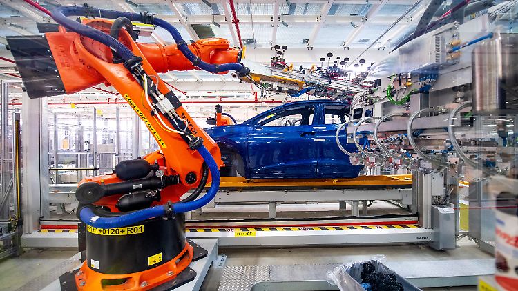 Seit 2013 habe die Autoindustrie neun Prozent der Fertigungsberufe eingebüßt, erklärt Oliver Falck.