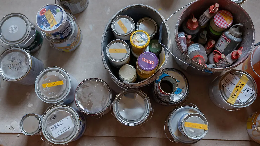 Farbbuechsen-und-Eimer-stehen-in-einem-der-im-Umbau-befindlichen-Ausstellungsraeume-des-Staatlichen-Museum