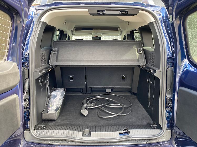 Mit knapp 2000 Litern Stauvolumen bei dachhoher Beladung geht selbst die elektrisch angetriebene Kangoo-Version als Lademeister durch.