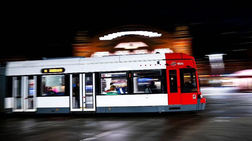 Eine-Strassenbahn-faehrt-am-Hauptbahnhof-vorbei
