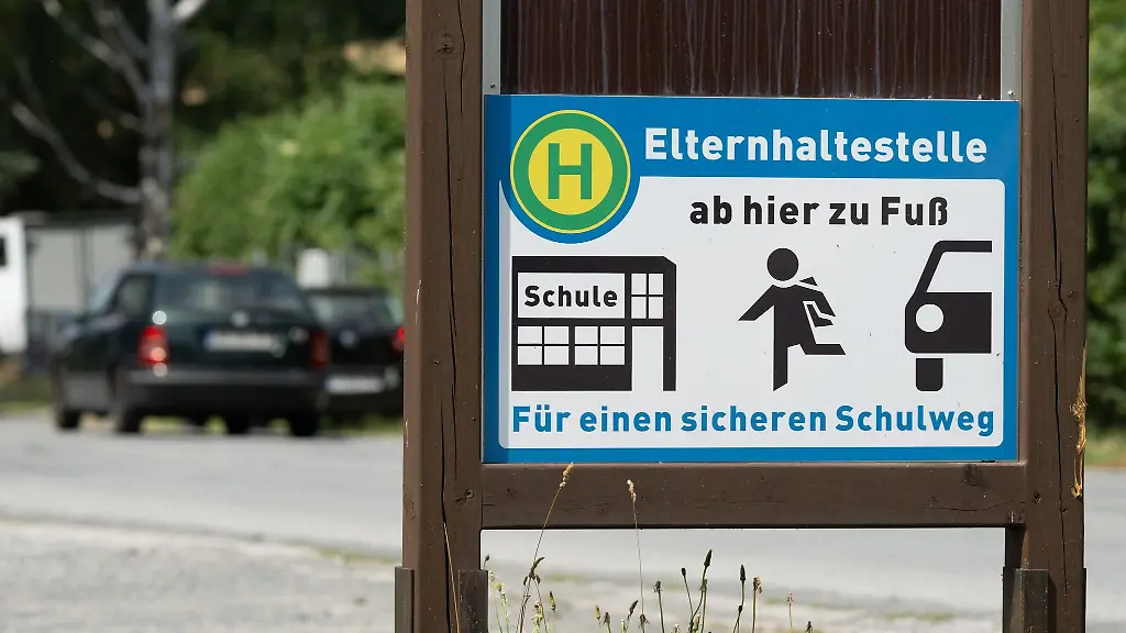 Ein-Schild-mit-der-Aufschrift-Elternhaltestelle-steht-auf-einem-Parkplatz