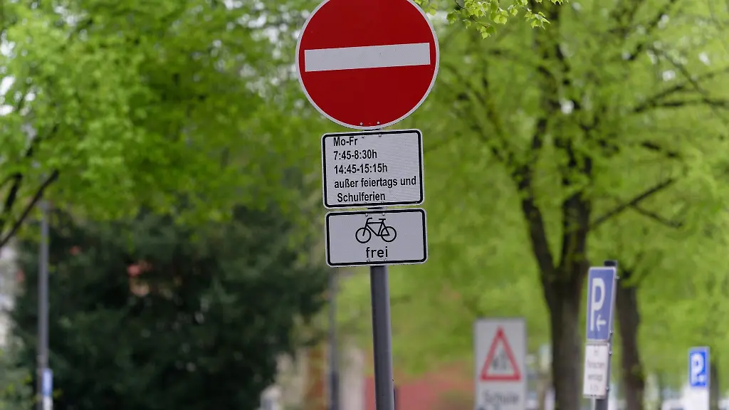 Ein-Schild-weist-auf-eine-Sperrung-einer-Strasse-hin