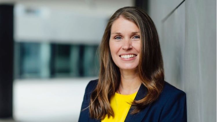 Katharina Ehrhardt arbeitet als Expertin für Positive Psychologie für die DGPP – die Deutsche Gesellschaft für Positive Psychologie. Zuvor war sie 25 Jahre in der Wirtschaft als Aktienhändlerin und Fondsmanagerin tätig.