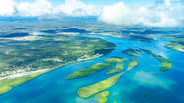 Die Luftaufnahme zeigt die Gregory-Inseln und den ins Meer mündenden Fluss Isis in der Nähe von Hervey Bay, Queensland, Australien.