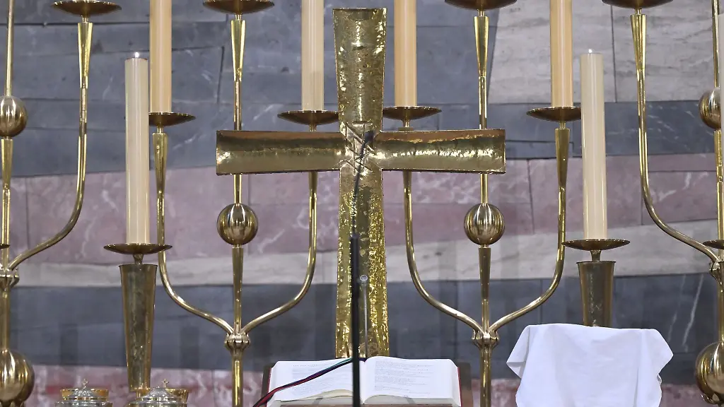 Ein-Kreuz-ist-am-Ostersonntag-in-einer-Kirche-am-Altar-zu-sehen