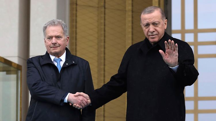 Der finnische Präsident Sauli Niinistö (l.) traf seinen türkischen Amtskollegen Recep Tayyip Erdogan in Ankara.